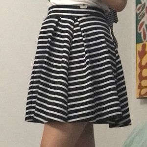 SUPER CUTE BLACK AND WHITE STRIPED SKIRT